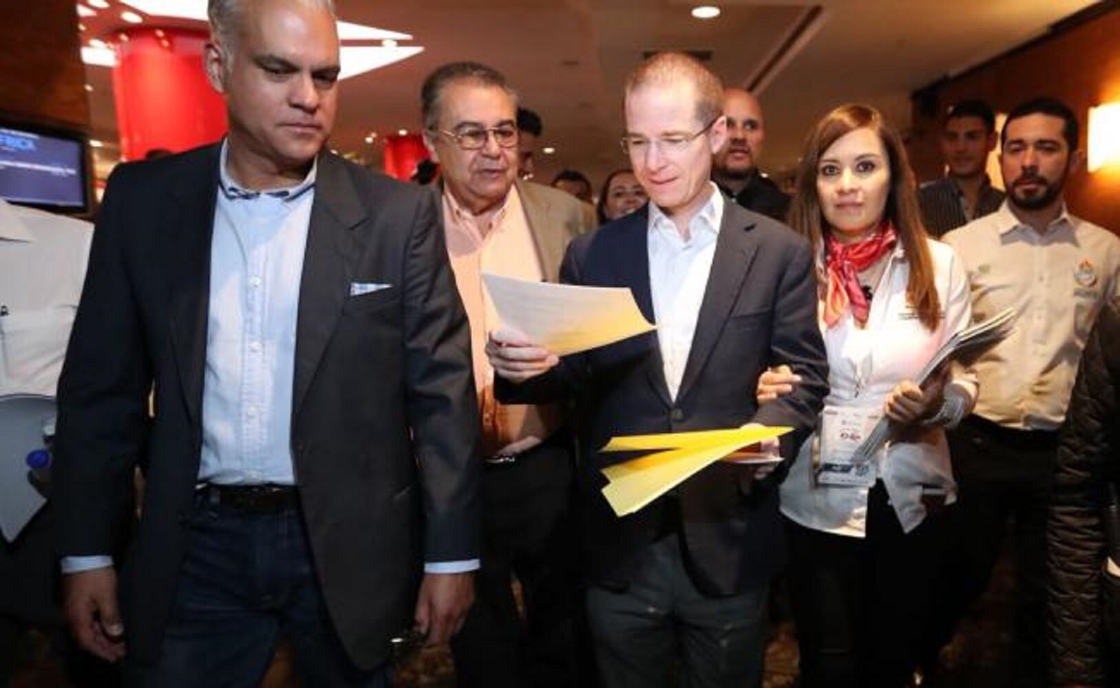 Un absoluto disparate dar marcha atrás al NAICM, responde Anaya a AMLO