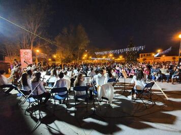 Iluminan las festividades decembrinascon su talento