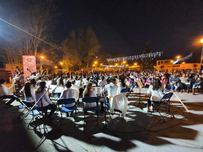 Iluminan las festividades decembrinascon su talento