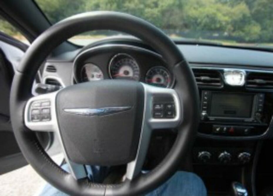 Chrysler llama a revisón a más de 842 mil autos por defectos