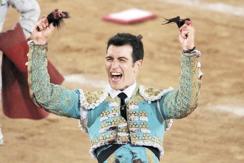 Arturo Macías: dos orejas, valor y torería