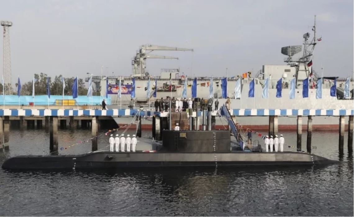 Irán presenta nuevo submarino armado con misiles crucero