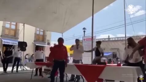 Huevos y tomates para Fernández Noroña en Hidalgo