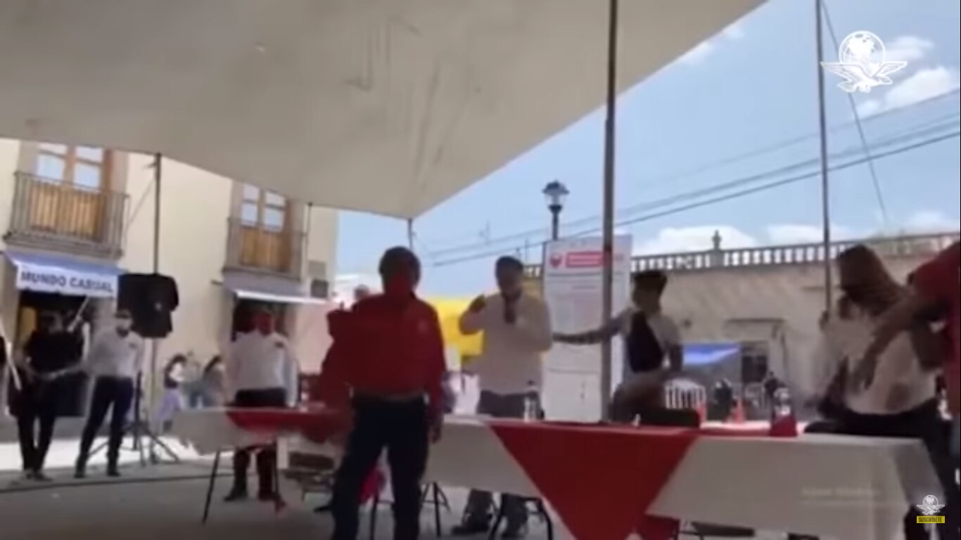 Huevos y tomates para Fernández Noroña en Hidalgo