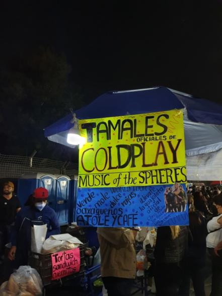 La guajolota oficial de Coldplay se hace viral en redes sociales