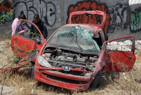 Joven sobrevive a volcadura