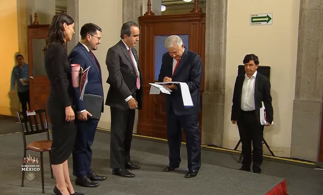 AMLO regala copia de su tesis autografiada a youtuber “Lord Molécula”: “¡Se rayó!”