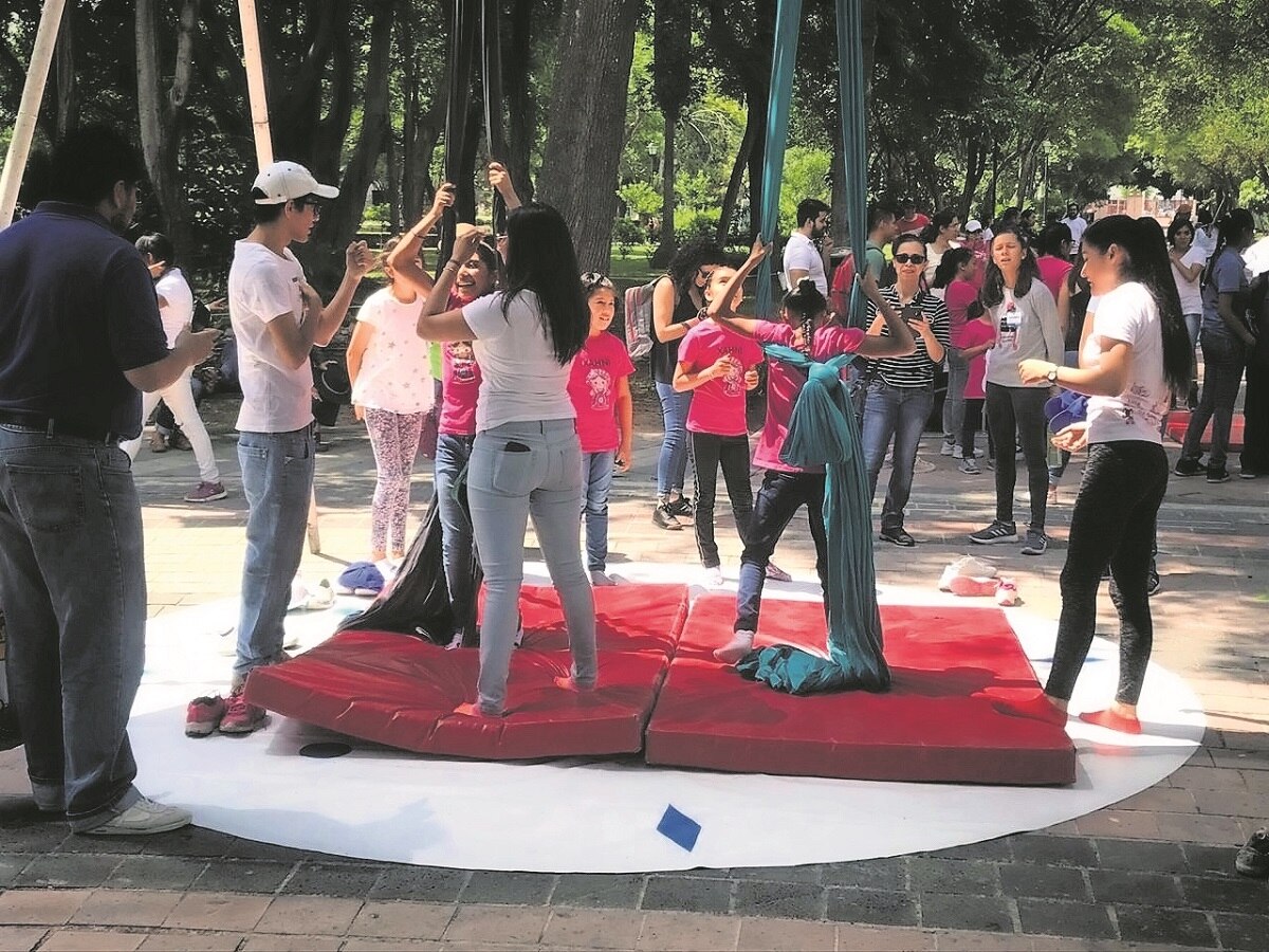 Ar Tsant´i hace malabares por el Día del Circo Social