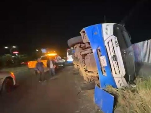 Vuelca unidad de Qrobús en Paseo de la República; reportan un lesionado y un detenido