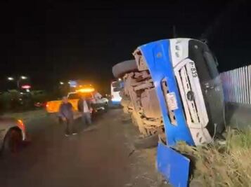 Vuelca unidad de Qrobús en Paseo de la República; reportan un lesionado y un detenido