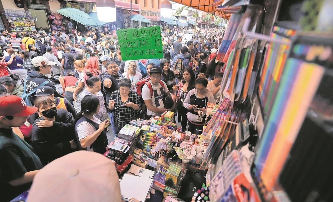 A un día del regreso a clases, cientos de padres de familia recorrieron Mesones y Pino Suárez en busca de los últimos útiles escolares para sus hijos. Foto: Fernanda Rojas / EL UNIVERSAL