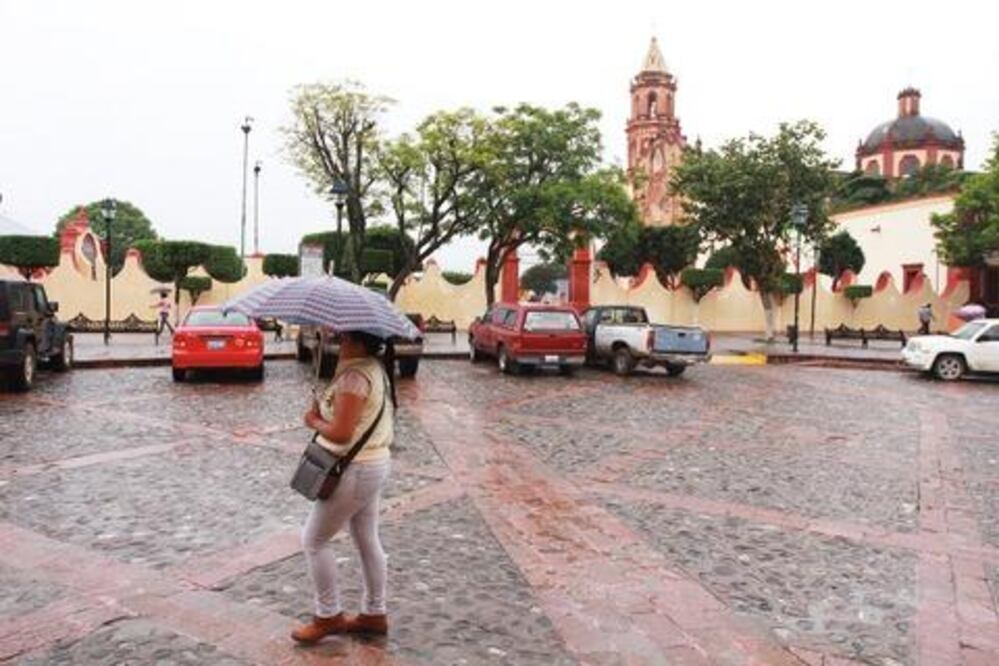 Desalojan 61 personas por lluvia en Jalpan