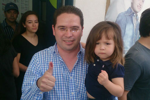 Vota Báez, líder estatal del panismo