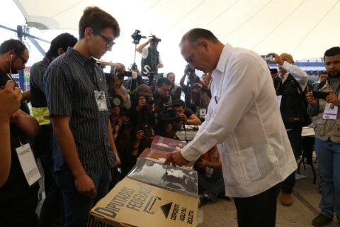 Emite Calzada su voto; llama a sufragar en paz