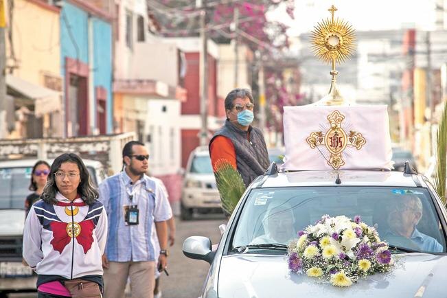 En Domingo de Ramos, llevan a cabo su fe con sana distancia
