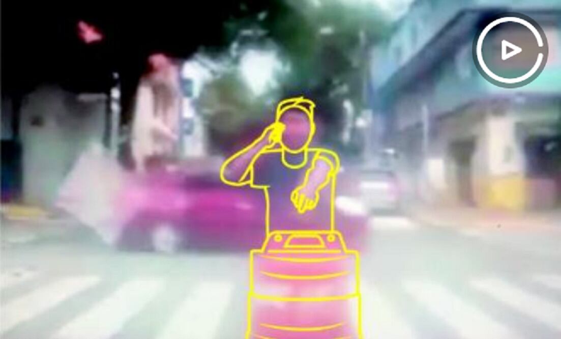 Al ser liberados los niños, y a falta de un adulto que se haga cargo de ellos, son dejados en la vía pública nuevamente por los uniformados. (ESPECIAL)