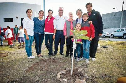 Plantan familias 215 árboles en la capital