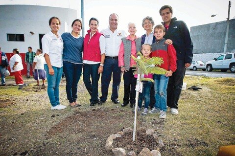 Plantan familias 215 árboles en la capital