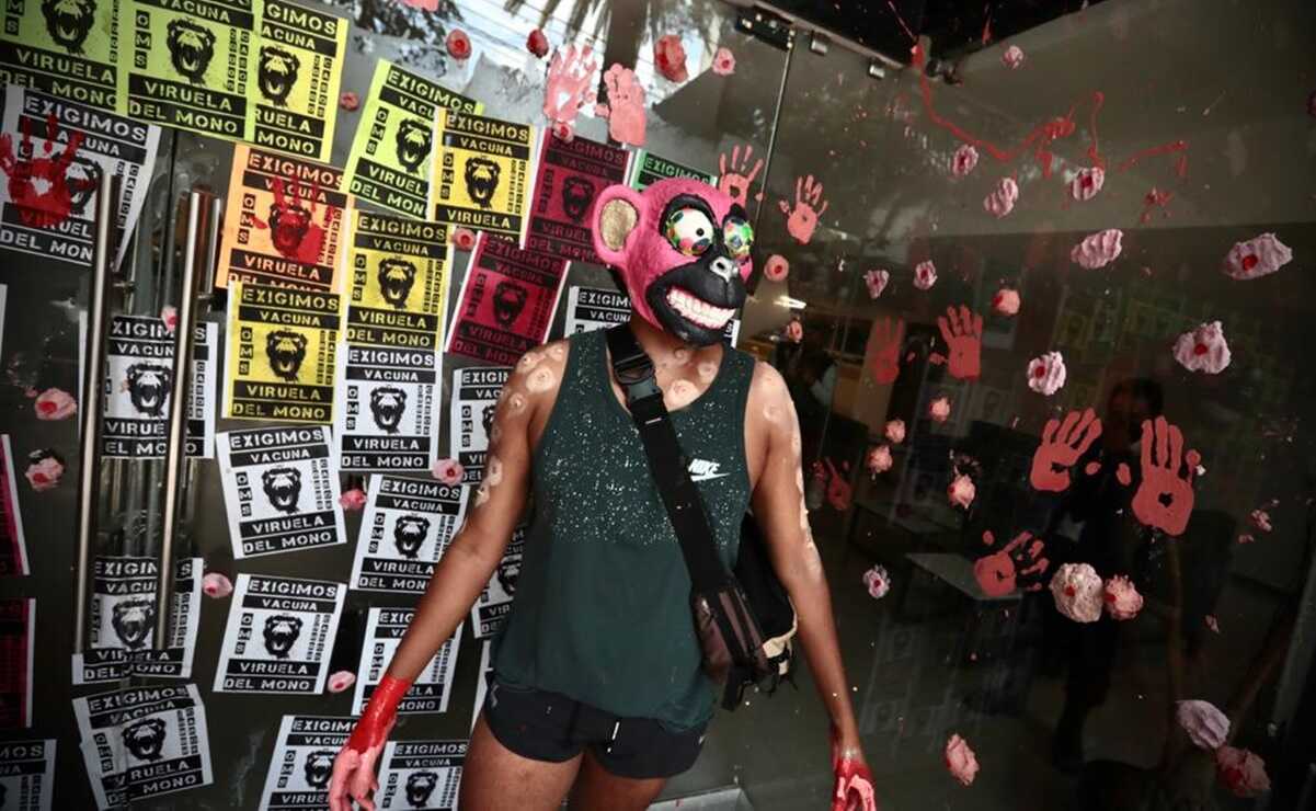 Llenan sede de Secretaría de Salud de "pústulas"; activistas exigen compra de vacunas ante alza de viruela del mono