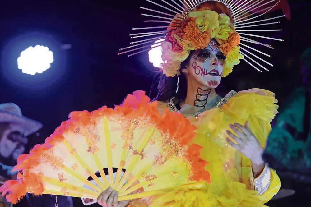 Colorido desfile de catrines y catrinas