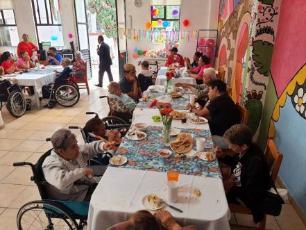 Aislados y con cubrebocas, festejan el Día del Abuelo en el asilo San Sebastián