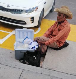 ¡Vamos a comprar! Abuelito vende quesos en la vía pública