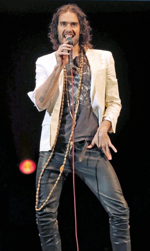 Russell Brand gana demanda a diario