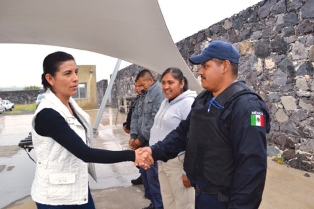 Exhorta a policías a ser eficientes