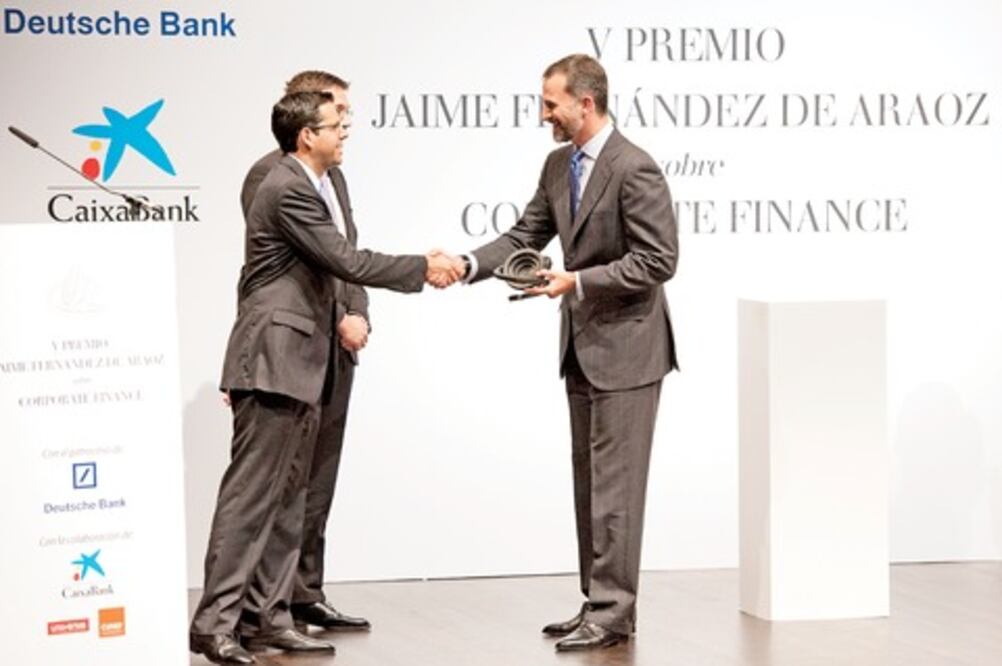 Príncipe entrega premio a mexicano