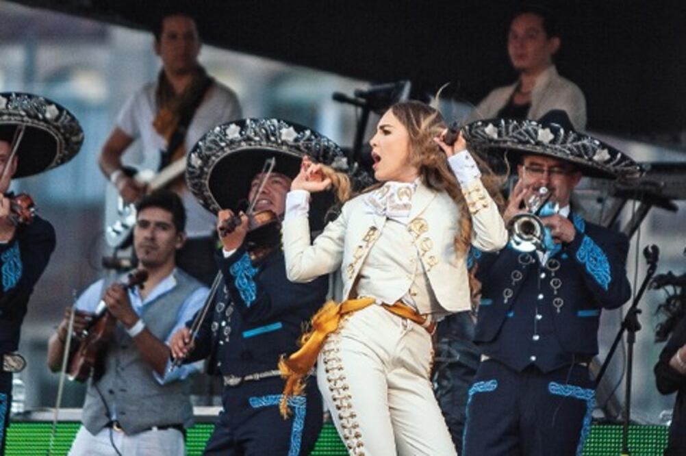 Joan Sebastian cobija a la Belinda ranchera