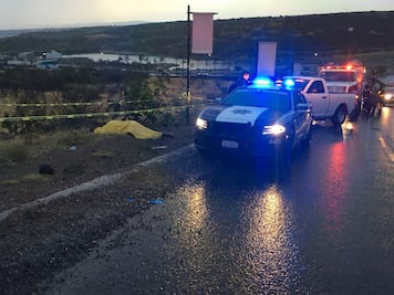 Camioneta de trabajadores vuelca y provoca la muerte de uno