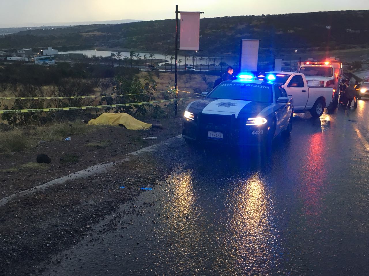 Camioneta de trabajadores vuelca y provoca la muerte de uno