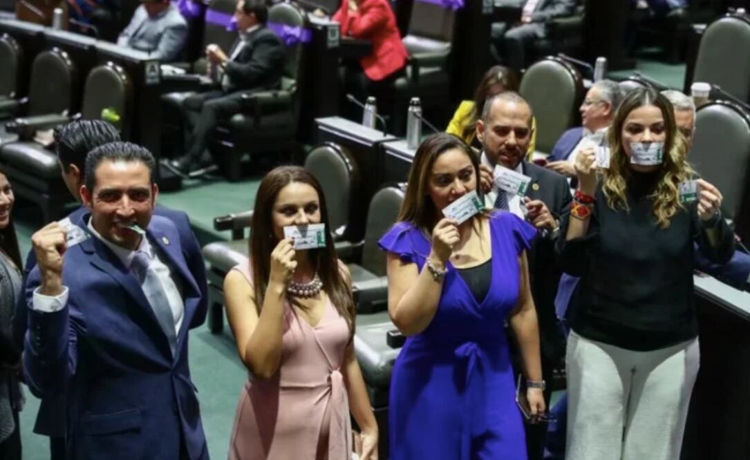 Los diputados del PAN subieron a tribuna con las réplicas de los billetes del sorteo del próximo 15 de septiembre en sus bocas. Foto: Diego Simón Sánchez / EL UNIVERSAL