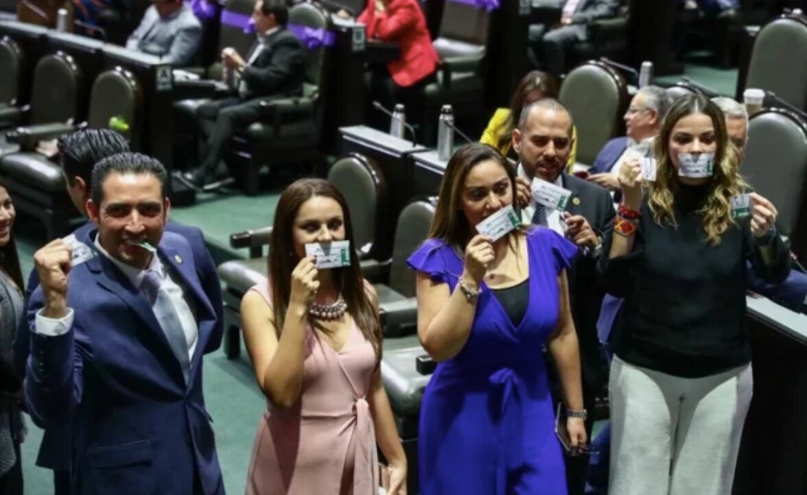 Diputados del PAN rompen “cachitos” de la rifa del avión presidencial