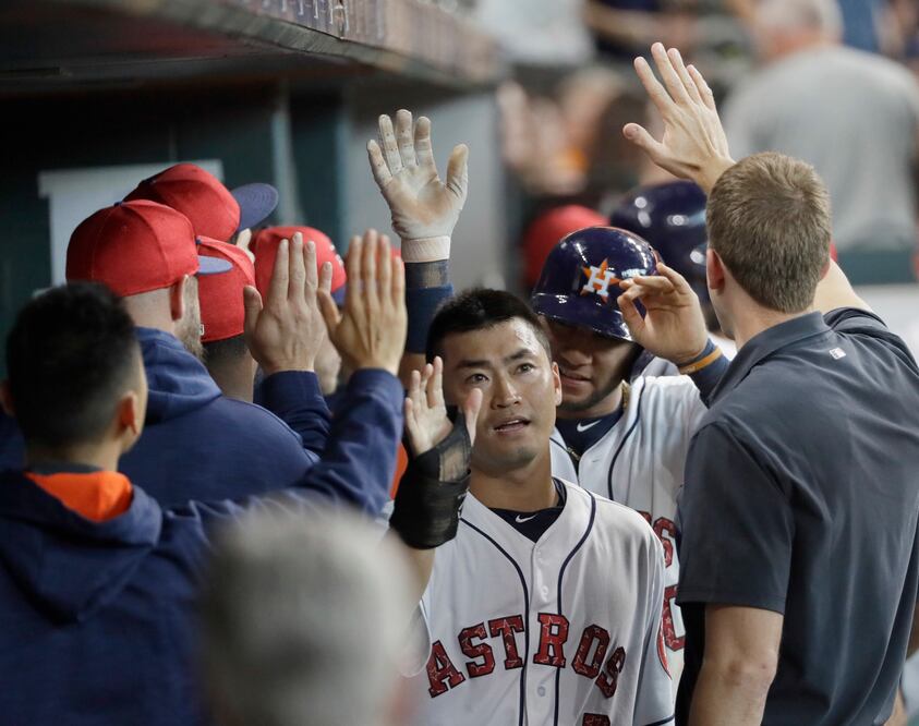 Norichika Aoki de los Astros de Houston es felicitado por sus compañeros después de anotar una carrera (AP Photo/David J. Phillip)