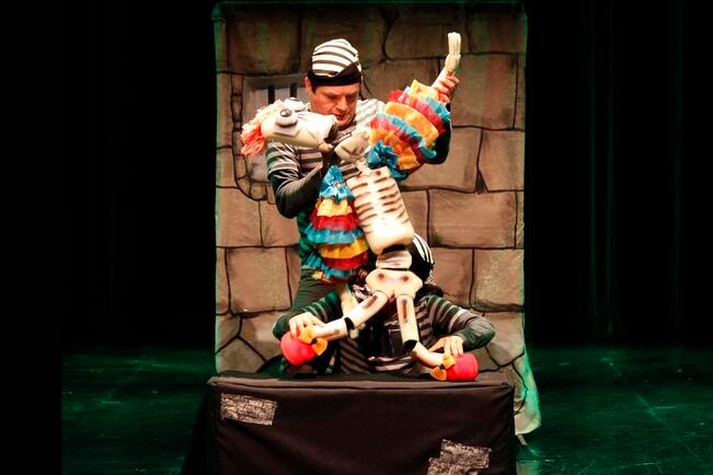 Títeres cobran vida en el escenario