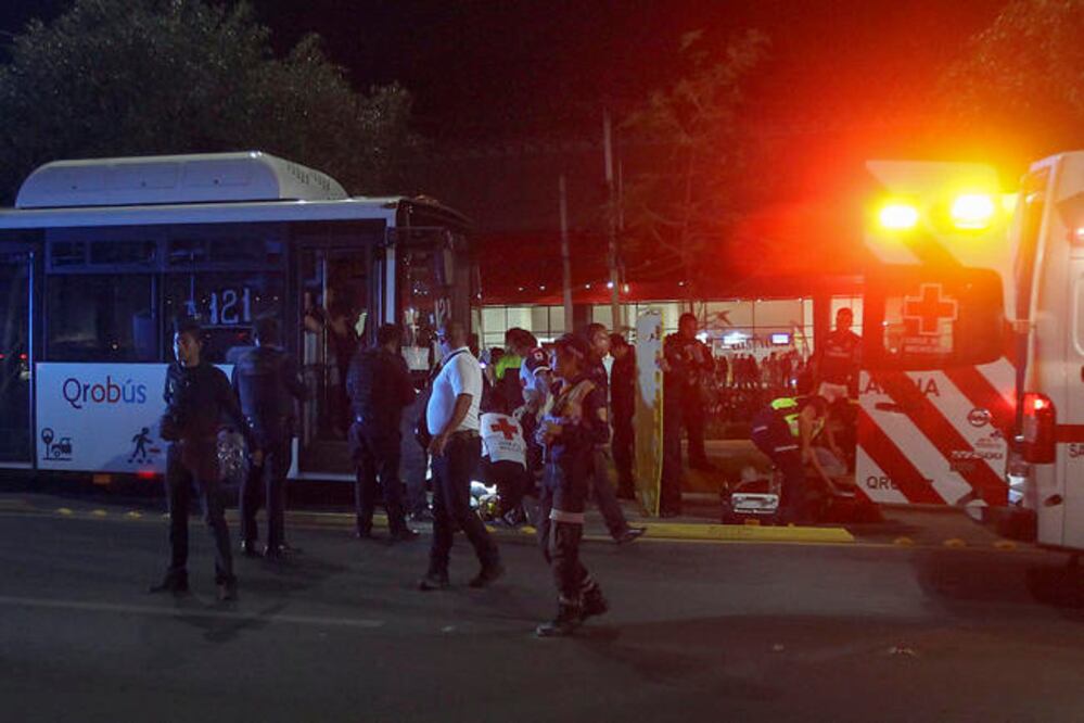 El miércoles en la noche se reportó que una mujer de 45 años había sido atropellada sobre el carril confinado para el Qrobús. (FOTO: OBTURE PRESS)