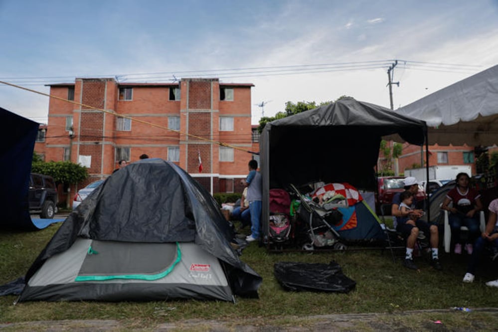 En Tetelcingo, Morelos, la unidad habitacional del Infonavit quedó con severos daños y sus ocupantes acampan afuera de los edificios (IVÁN STEPHENS. EL UNIVERSAL)