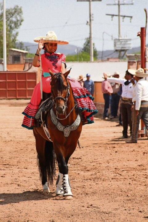 Escaramuzas dan el toque femenino  a la charrería