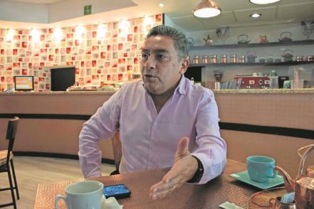 Adán Olvera, el periodista demandado por decir que el Parque Navideño de Querétaro fue un fraude