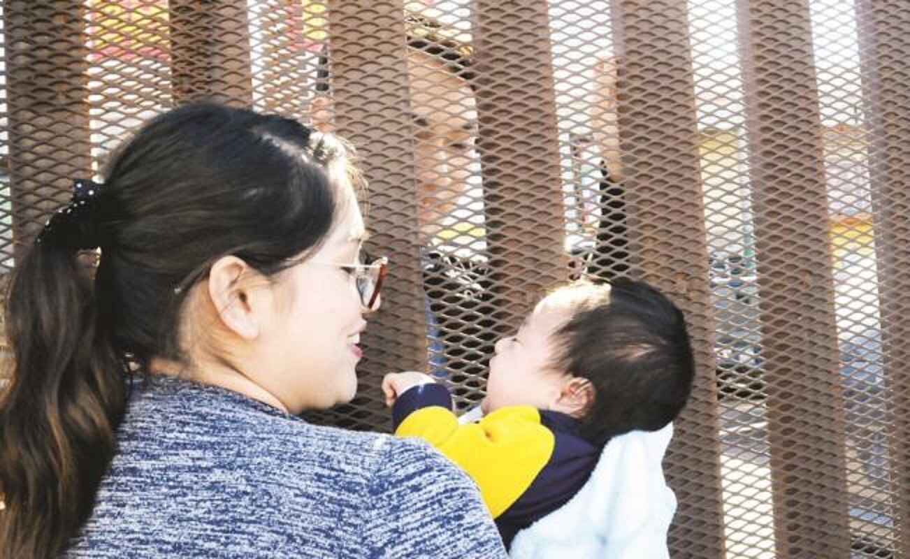 EU estudia separar a padres y niños migrantes: WP