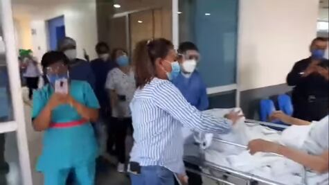 Abuelito de 97 años, contagiado de Covid-19 sale del hospital, en Querétaro