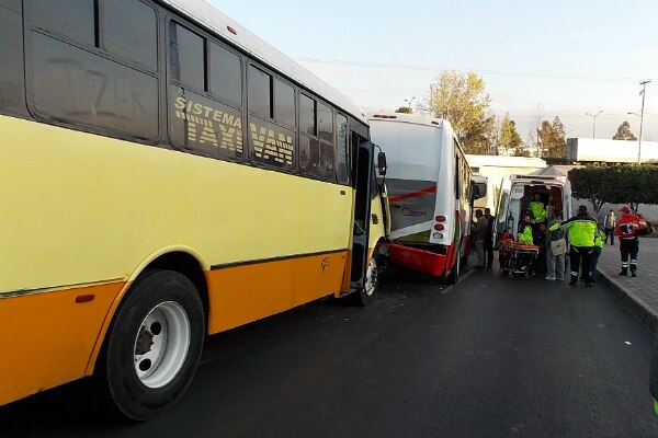 Deja 24 lesionados choque de camiones