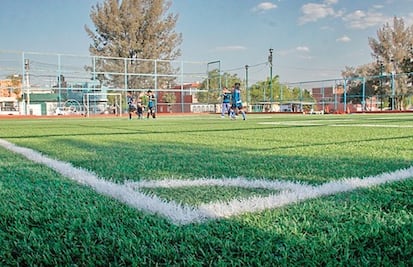 Rehabilitan campo de futbol 7