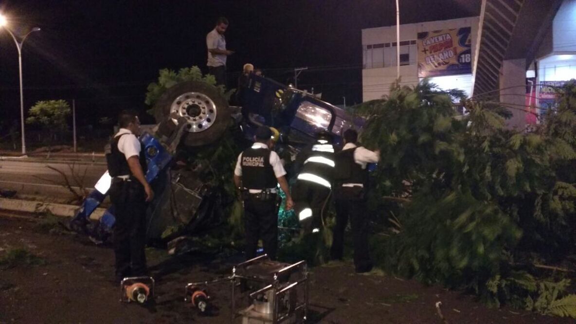 Se vuelca trailer esta madrugada en Paseo de la República