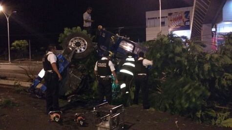 Se vuelca trailer esta madrugada en Paseo de la República