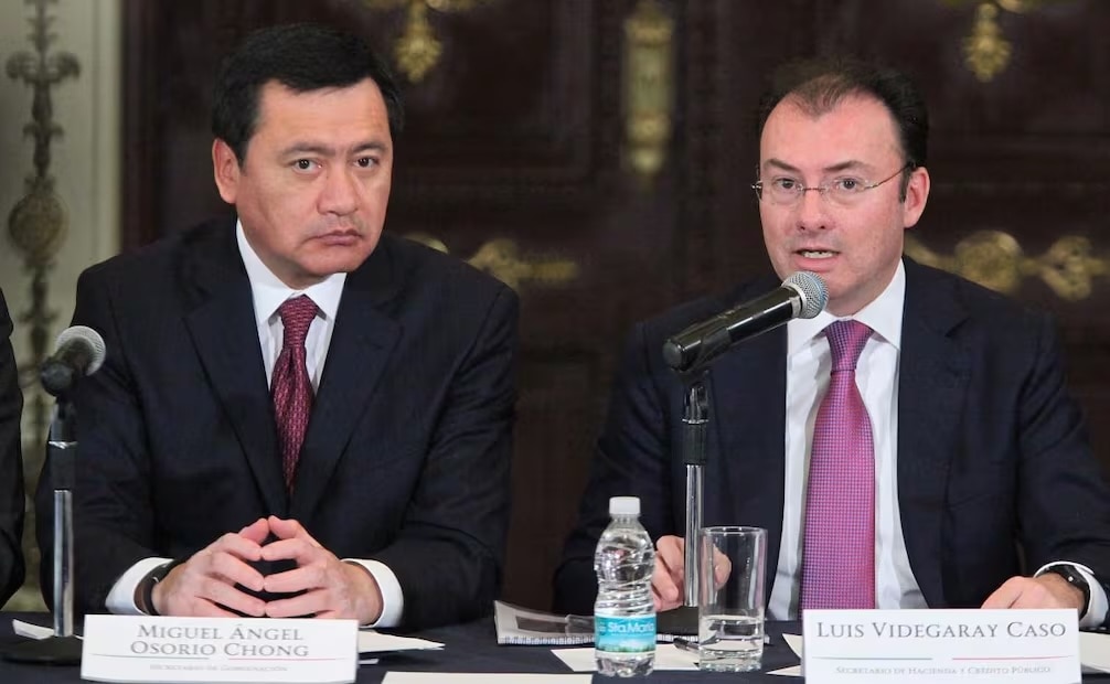 Enrique Peña Nieto, entonces gobernador del Estado de México y Elba Esther Gordillo, lideresa vitalicia del SNTE el 1 de diciembre de 2010. Foto: Archivo/ EL UNIVERSAL