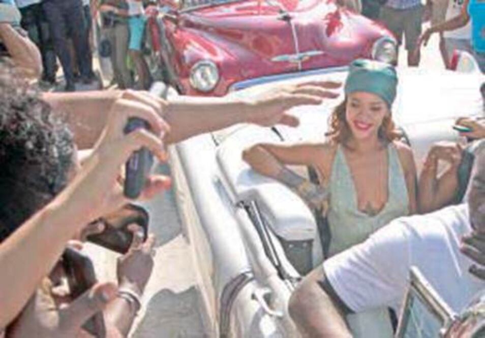 Rihanna pasea en Cuba pero no deja que la toquen