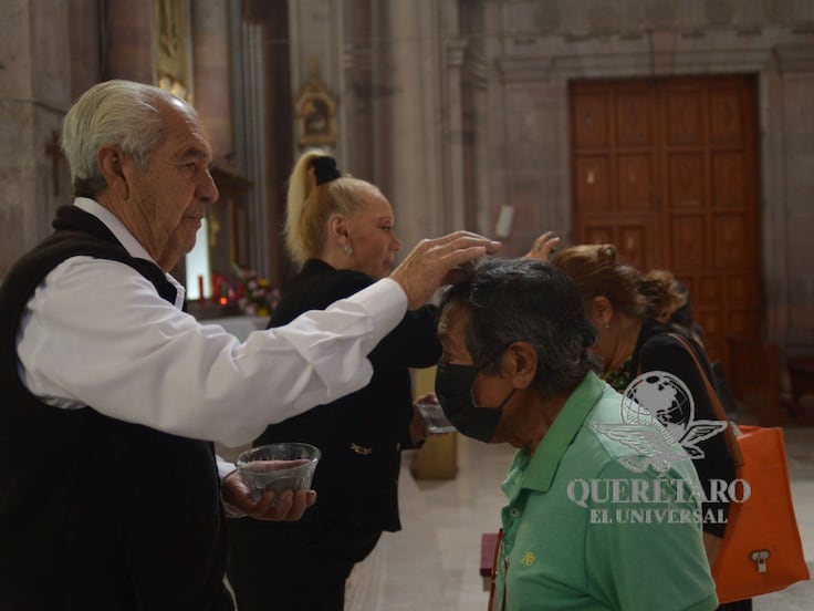 Fieles abarrotan las iglesias de Querétaro para recibir la ceniza