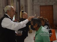 Fieles abarrotan las iglesias de Querétaro para recibir la ceniza